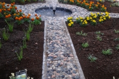 Creazione giardino fontanella (parte 2). Al centro del sentiero è stata installata una piccola fontana.